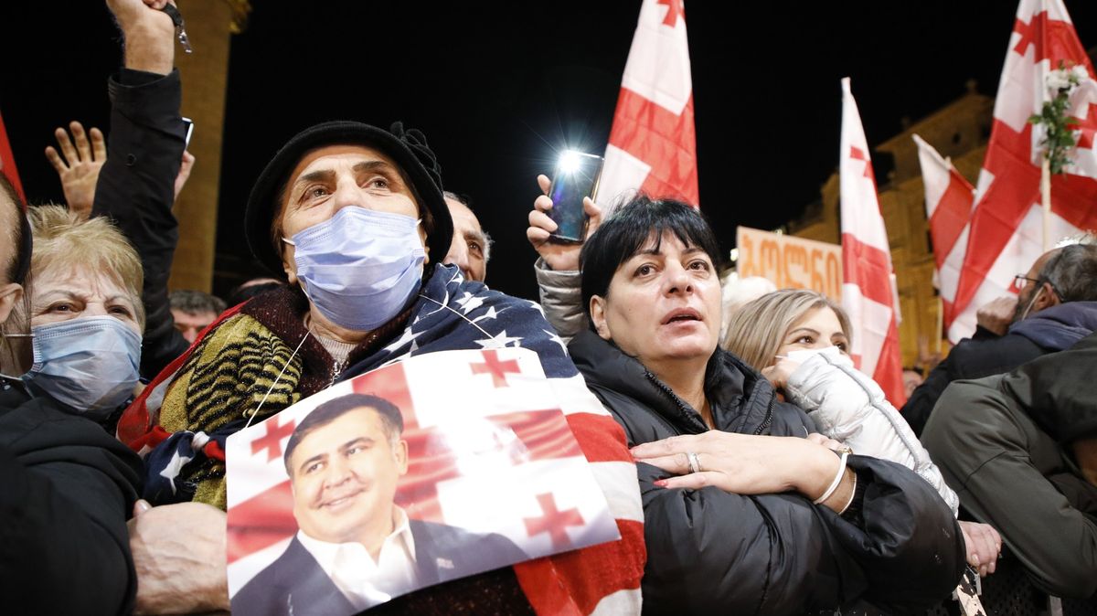 Tisíce lidí demonstrovaly za propuštění exprezidenta Saakašviliho a nové volby